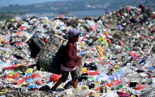 A paradisíaca ilha indonésia de Bali está afundando em lixo