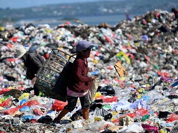 A paradisíaca ilha indonésia de Bali está afundando em lixo