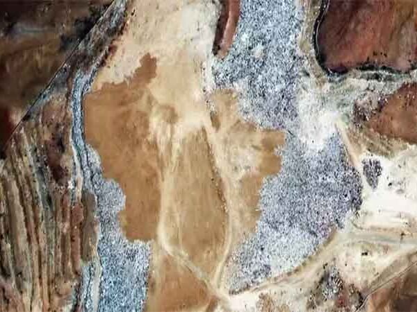 Montanha de roupas descartadas que a Europa envia para o Chile já ultrapassa 60 mil toneladas e é visível do espaço